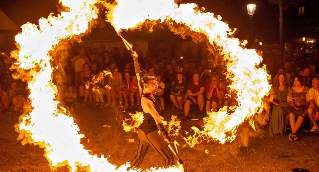 Das Hussitenlager, hier mit Feuershow, ist Ende Juni vor allem für Familien ein beliebter Ort zum Kirschfest. Das wird wohl auch 2025 nicht anders sein.
