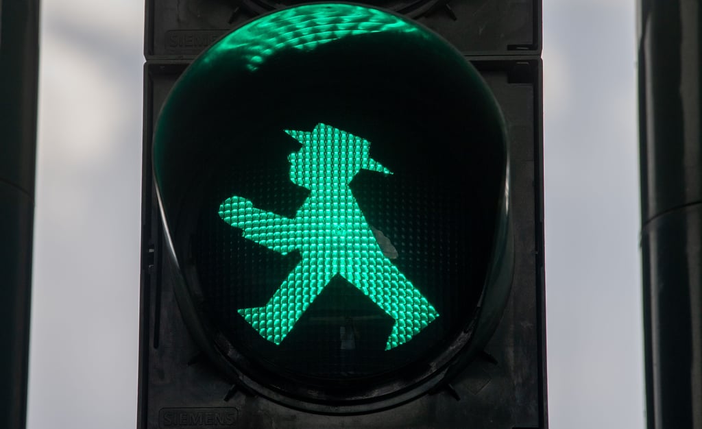 Ein klassisches grünes Ampelmännchen: In Magdeburg darf es als spezielles Motiv auf Ampeln zurückkehren.