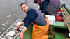 Fabian Stegner  (vorne), hier beim Einsetzen von Glasaalen. Dies ist eine typische Winterarbeit. Einen Frühjahrssturm, den er vor wenigen Tagen mit diesem Boot erlebt, wird ihm indes lange in Erinnerung bleiben. 