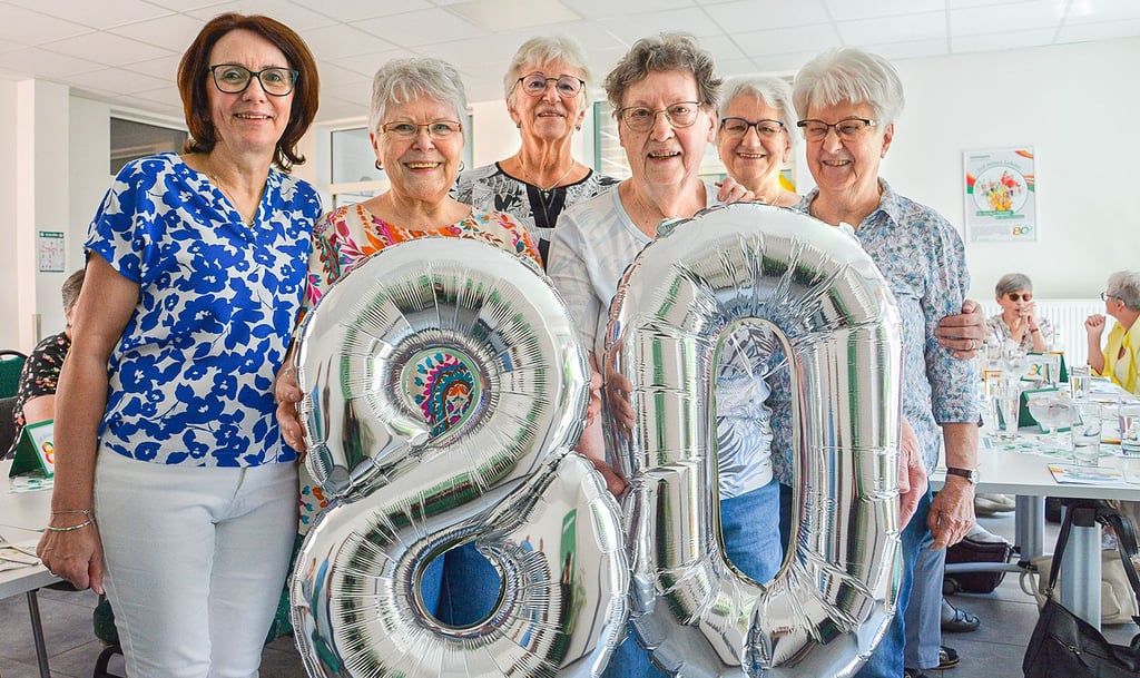 Angela Hebekerl (2.v.r.) ist seit März 2024 Ortsgruppenvorsitzende der Volkssolidarität. Zusammen mit dem Vorstand und Mitarbeiterin Anett Damerau (l.) organisiert sie unter anderem die monatlichen Treffen.