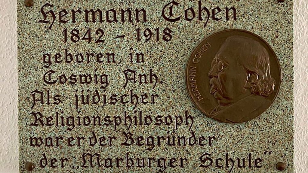 Im Coswiger Rathaus erinnert eine Gedentafel an Cohen.