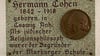 Im Coswiger Rathaus erinnert eine Gedentafel an Cohen.