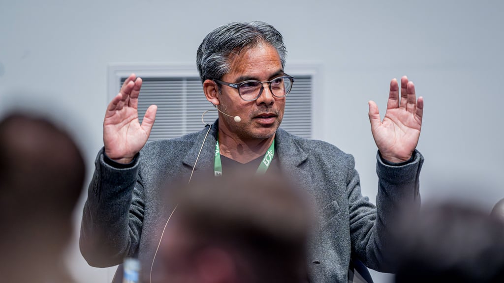 David Wagner (links) bei einer Panel Diskussion in Leipzig.