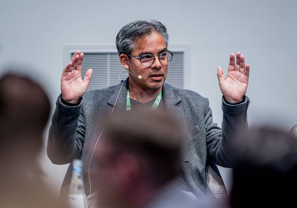 David Wagner (links) bei einer Panel Diskussion in Leipzig.