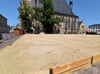 Exakt 490 Tonnen Sand wurden auf dem Marktplatz in Köthen am Donnerstag abgekippt und präpariert. 