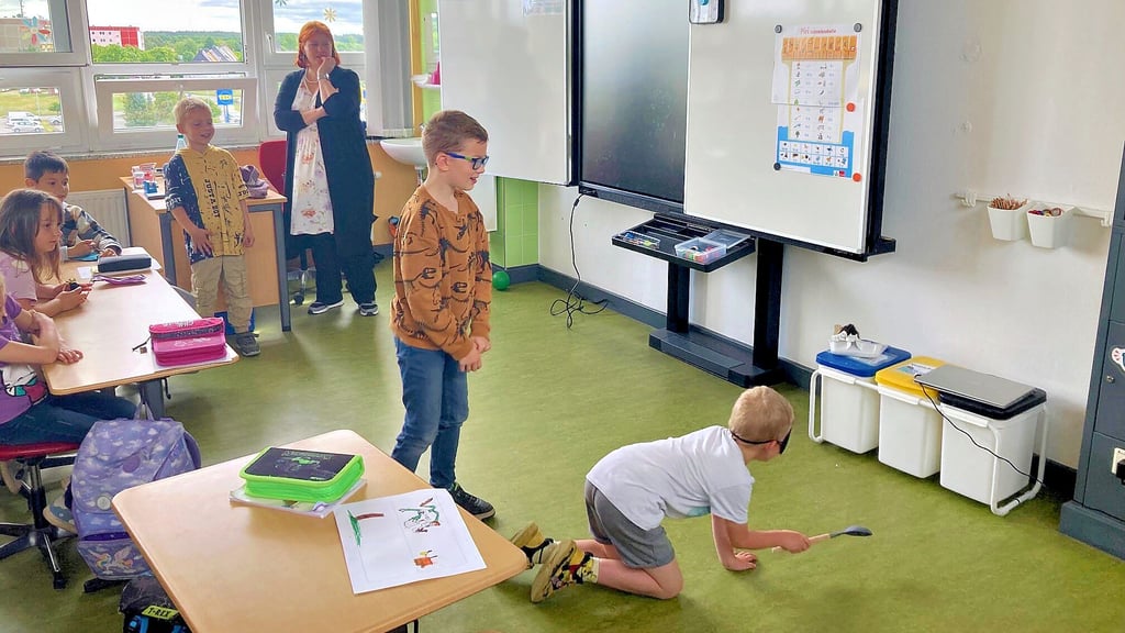Fast wie Kindergeburtstag: Um sich eine Geschichte auszudenken, müssen die Jungen und Mädchen erst einmal beim Topfschlagen erfolgreich sein.