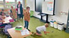 Fast wie Kindergeburtstag: Um sich eine Geschichte auszudenken, müssen die Jungen und Mädchen erst einmal beim  Topfschlagen erfolgreich sein. 