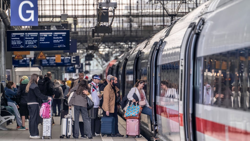 Familien mit Kindern müssen sich ab dem 15. Juni auf höhere Sitzplatzkosten einstellen: Die Familienreservierung wird von der Deutschen Bahn abgeschafft.