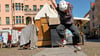 Johanna demonstriert auf dem Skateboard einen „Ollie“.