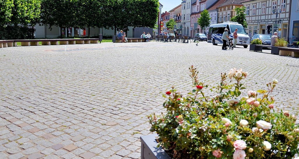 Rathausturmplatz in Salzwedel bietet so gut wie keinen Schatten, die zugepflasterte Fläche heizt sich bei hohen Temperaturen auf.