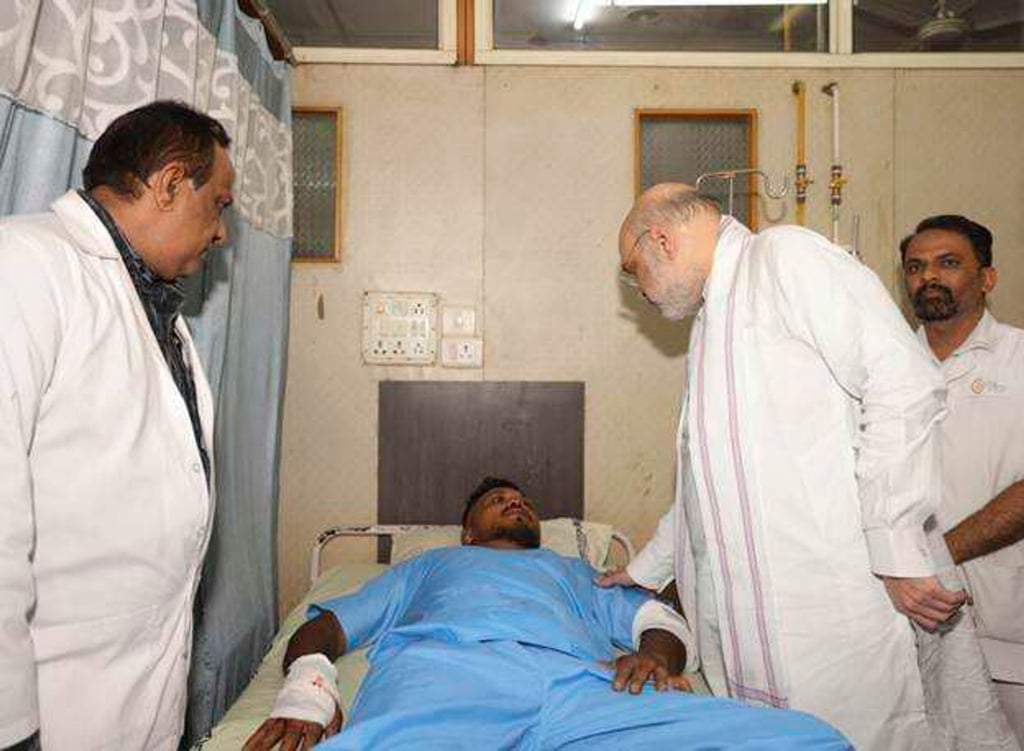 Das vom indischen Innenministerium herausgegebene Foto zeigt Innenminister Amit Shah bei einem Treffen mit dem Überlebenden des britischen Flugzeugabsturzes, Vishwash Kumar Ramesh, in einem Krankenhaus in Ahmedabad.