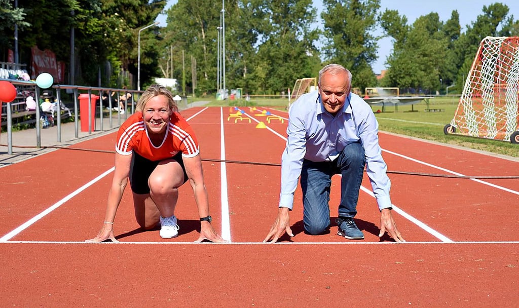 Dieses Motiv mit Birgit Diedering und Lothar Seibt gab es vor einigen Jahren bereits einmal: auf einer Aschenbahn mit dem Anstoß für eine Tartanbahn.