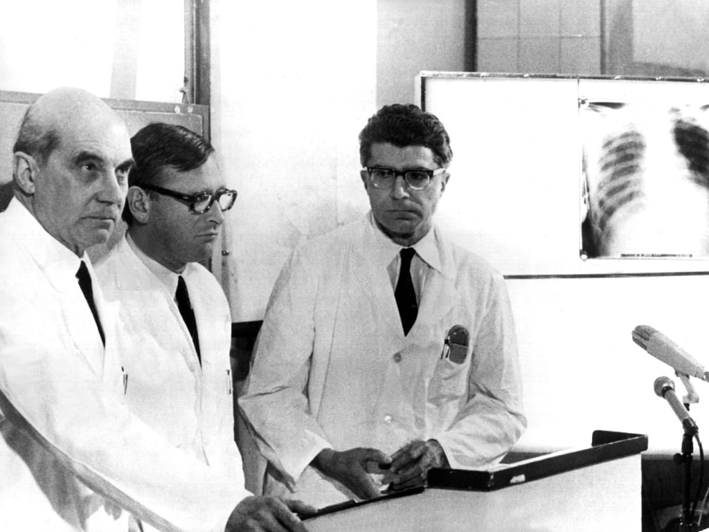 Die Münchner Chirurgen Rudolf Zenker (l), Werner Rudolph (m) und Werner Klinner (r) bestätigen am 14. Februar 1969 vor Journalisten, dass am 13. Februar 1969 die erste Herztransplantation in der Bundesrepublik durchgeführt wurde. (Archivbild)