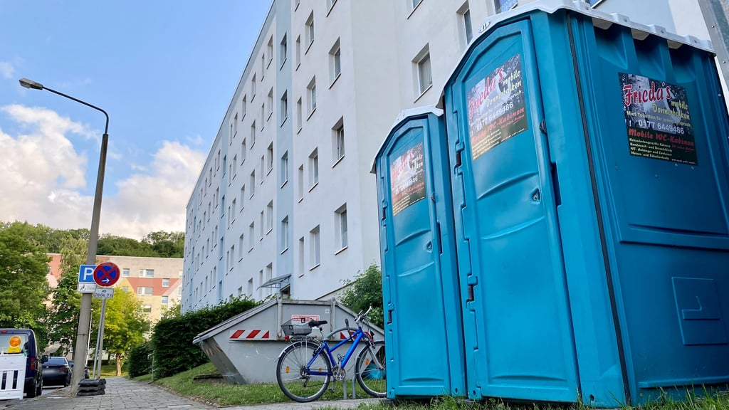 Mieter eines Wohnblocks in Wernigerode müssen vorübergehend auf Dixieklos vor der Haustür ausweichen,