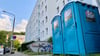 Mieter eines Wohnblocks in Wernigerode müssen vorübergehend auf Dixieklos vor der Haustür ausweichen,