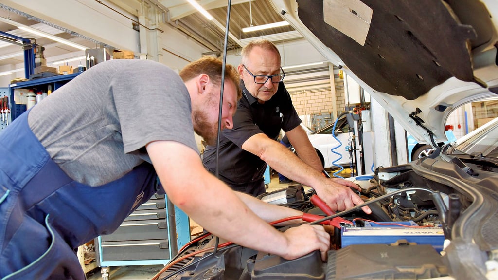 Lutz Nelle hält mit seinen Hinweisen nicht hinterm Berg. Auszubildender Marvin Meister schaut genau hin.