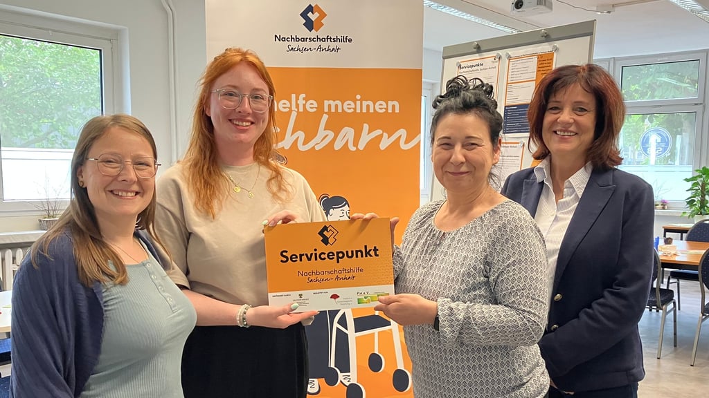 Symbolischer Start des neuen Servicepunkts für Nachbarschaftshilfe mit der Übergabe eines Schildes: Stefanie Hamacher (von links) und Sarah Poppe vom Verein Prävention im Alter sowie Doreen Scholz und Cornelia Braune vom Sozialzentrum Bode in Thale.