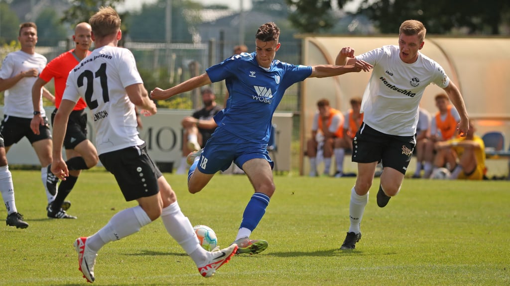 Felix Vogler (Mitte) geht den Weg mit der blau-weißen U23 auch in der Regionalliga weiter.