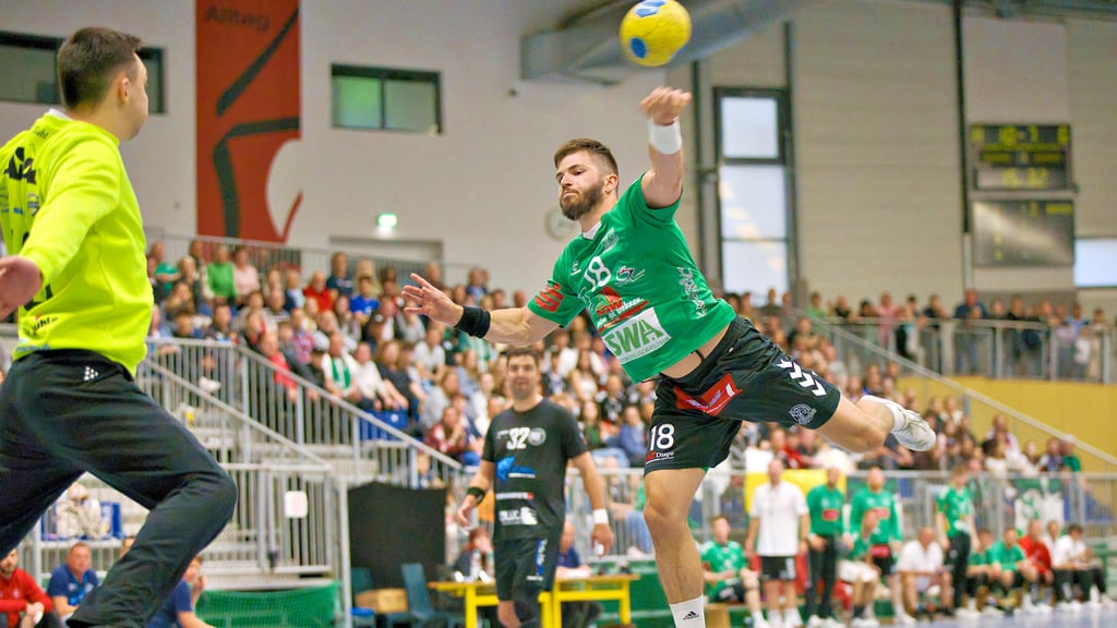 Die Handballer vom HC Aschersleben, hier mit Paul Hoffmann beim Wurf, werden demnächst in die Sommerpause gehen.