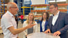 Geschäftsführer Thomas Ott im Gespräch mit den Wirtschaftsförderinnen Anne-Marie Richter, Madita Schoenwald und Landrat Christian Tylsch (v.l.).