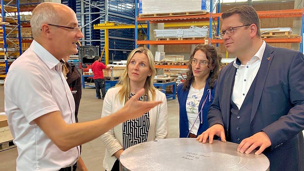 Geschäftsführer Thomas Ott im Gespräch mit den Wirtschaftsförderinnen Anne-Marie Richter, Madita Schoenwald und Landrat Christian Tylsch (v.l.).