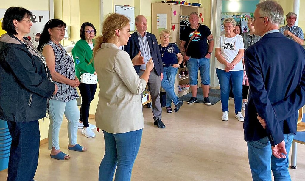 Baalberges Hort-Leiterin Carolin Eisenträger (vorn) im Gespräch mit den Mitgliedern des Bernburger Jugend- und Sozialausschusses.