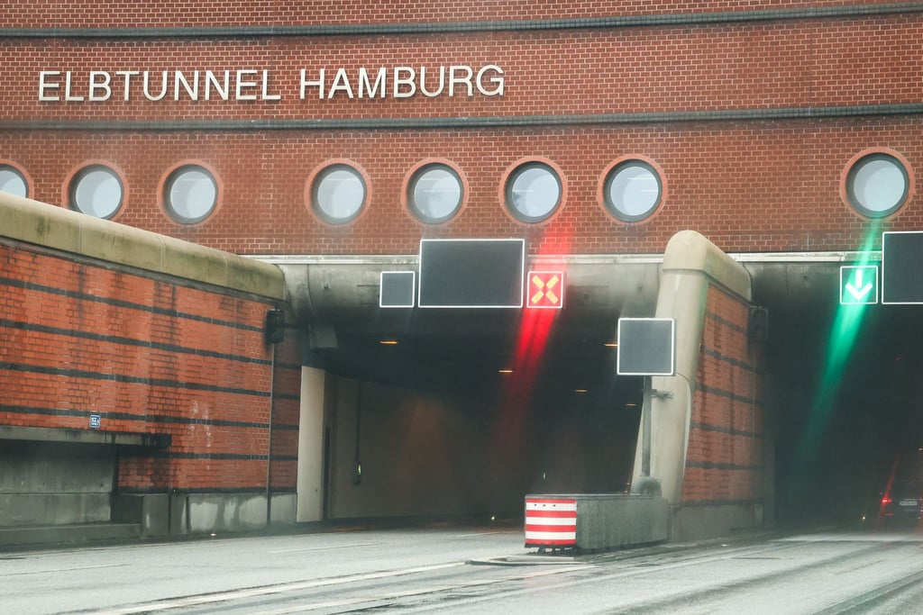 Die A7 und der Elbtunnel werden am Wochenende in Richtung Süden voll gesperrt. (Archivbild)