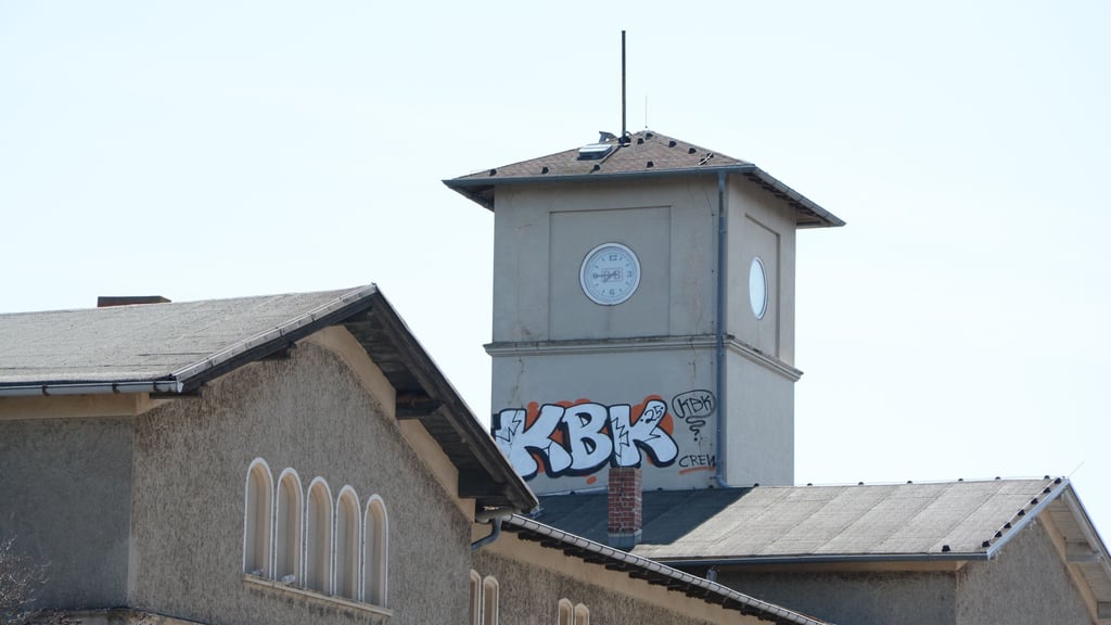 Frische Farbe am Turm des Schönebecker Bahnhofs – allerdings nicht im Rahmen der geplanten Sanierung durch die SWB, sondern als Graffiti.