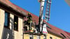 30 Kameraden der Feuerwehr retten einen Mann und eine Katze aus einem brennenden Haus in Jessen. Was genau passiert ist.