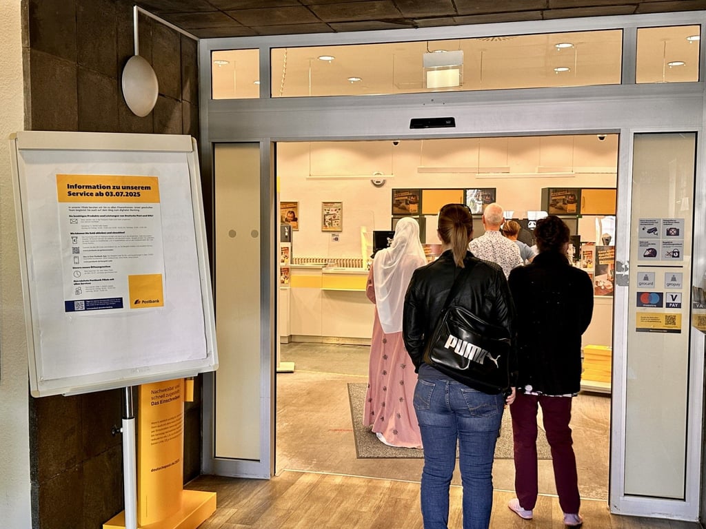 In der Hauptpost werden Kunden über die Veränderungen im Service informiert.
