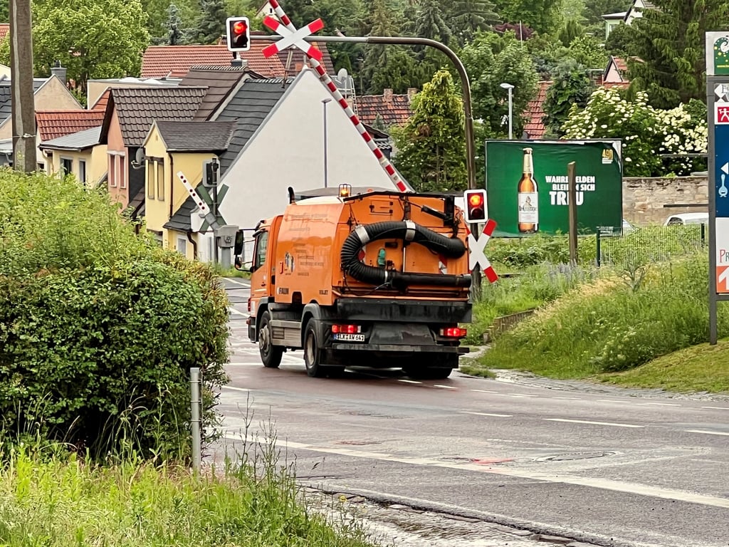 Eine Kehrmaschine ist auf der Magdeburger Straße in Bernburg unterwegs.