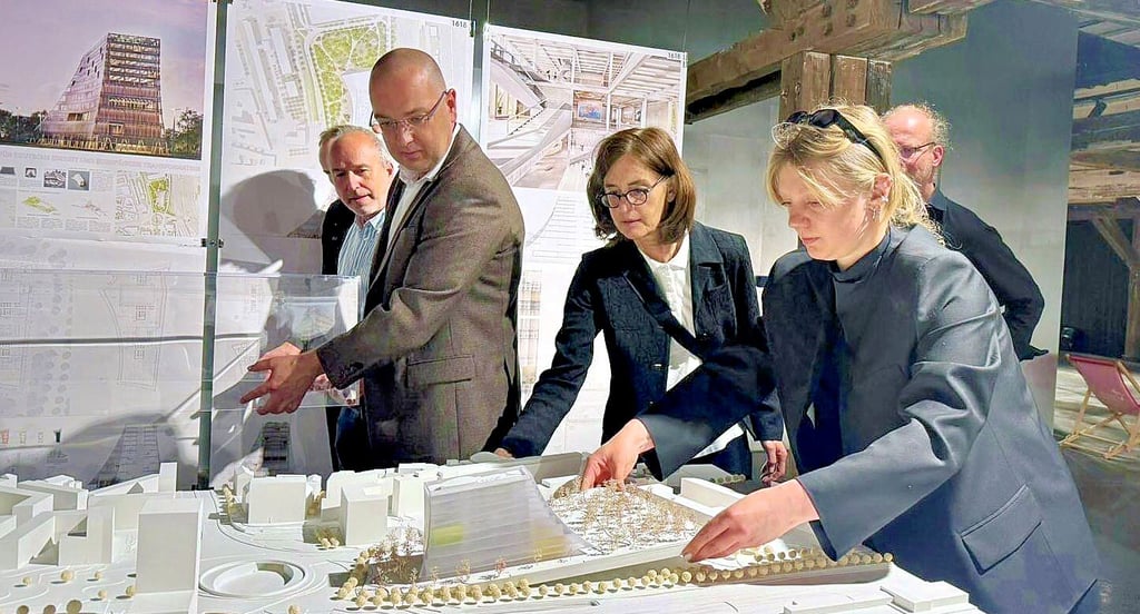 Der Siegerentwurf wird auf der Modellplatte des Riebeckplatzes in die richtige Position gebracht.