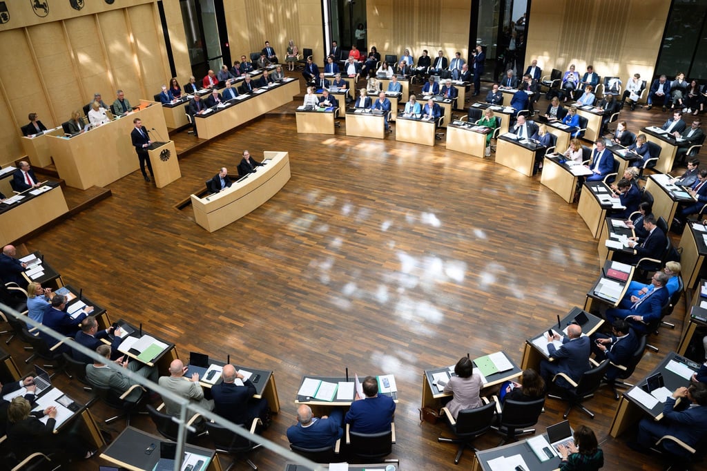 Neben Sachsens Ministerpräsidenten Michael Kretschmer (CDU) sprach unter anderem auch Thüringens Landeschef Mario Voigt (CDU) im Bundesrat. Er warb in der Länderkammer um Zustimmung für das Investitionsprogramm der Bundesregierung für Wirtschaftswachstum.