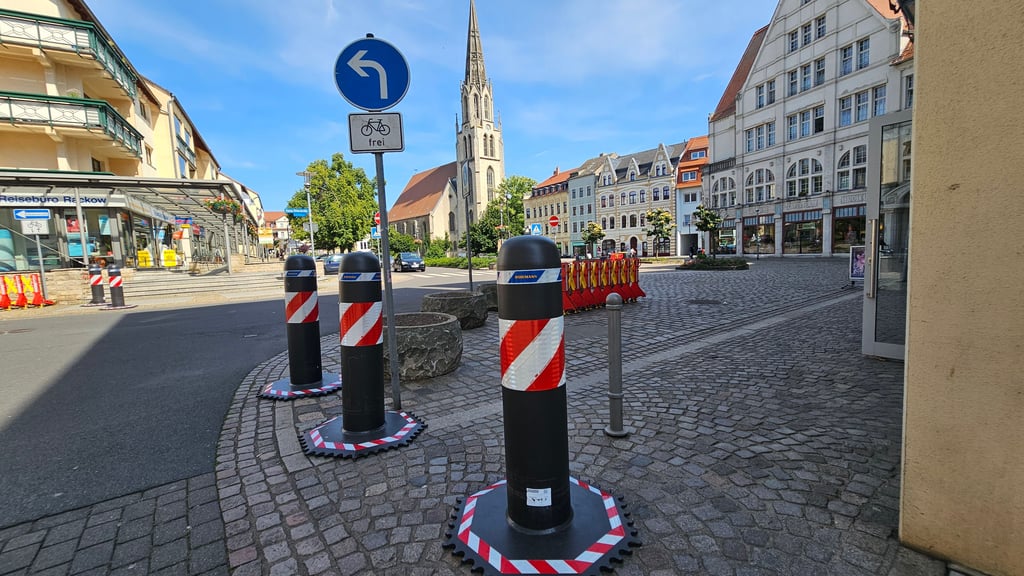 An den Zufahrten zum Entenplan hat die Polizei am Freitag in Vorbereitung des CSD temporäre Poller aufgestellt.