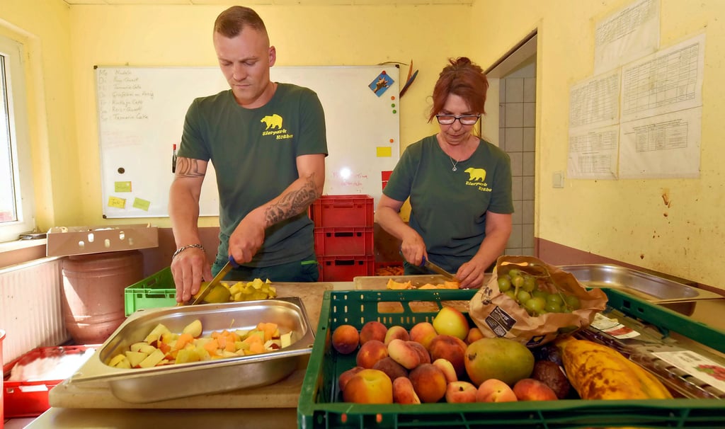 Michael Mann und Kerstin Dobbert portionieren Obst und Gemüse. Es stammt zum Teil von Supermärkten, die es nicht mehr verkaufen können.