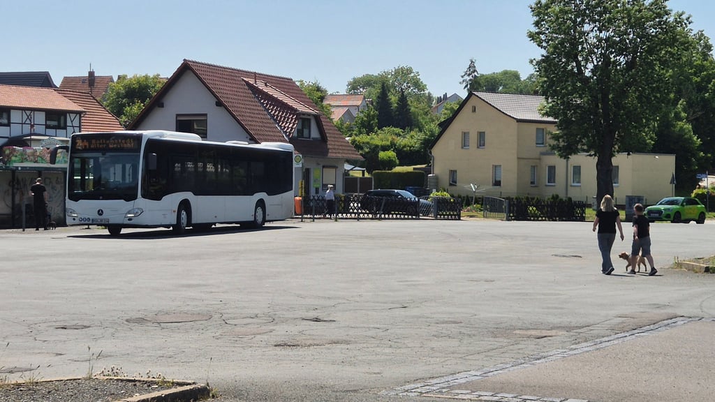 Auf diesem Parkplatz in Harzgerode sollen eine Filiale der Drogeriekette Müller und ein Aldi-Markt entstehen. Die Bushaltestellen müssten dafür verlegt werden.