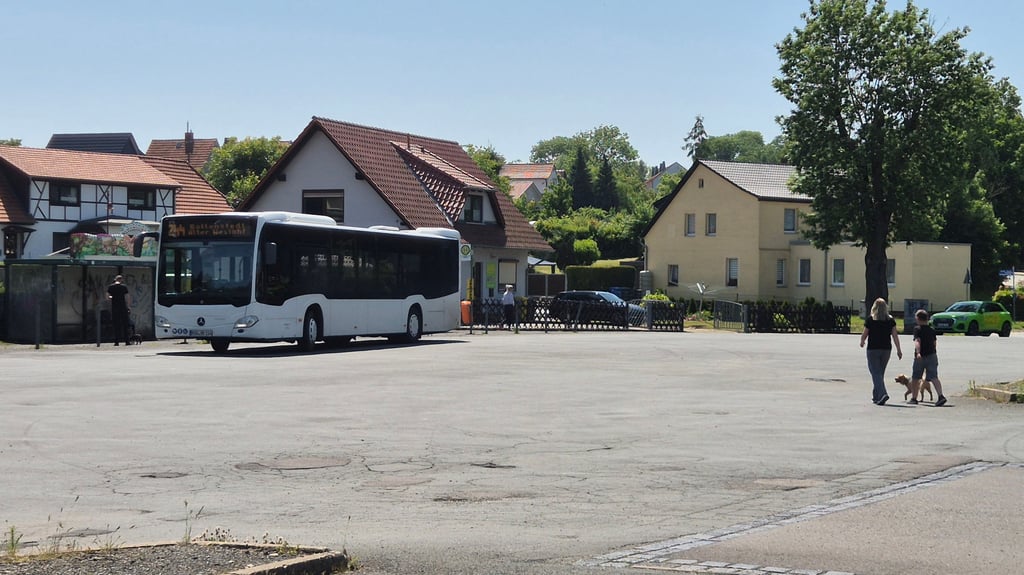 Auf diesem Parkplatz in Harzgerode sollen eine Filiale der Drogeriekette Müller und ein Aldi-Markt entstehen. Die Bushaltestellen müssten dafür verlegt werden.