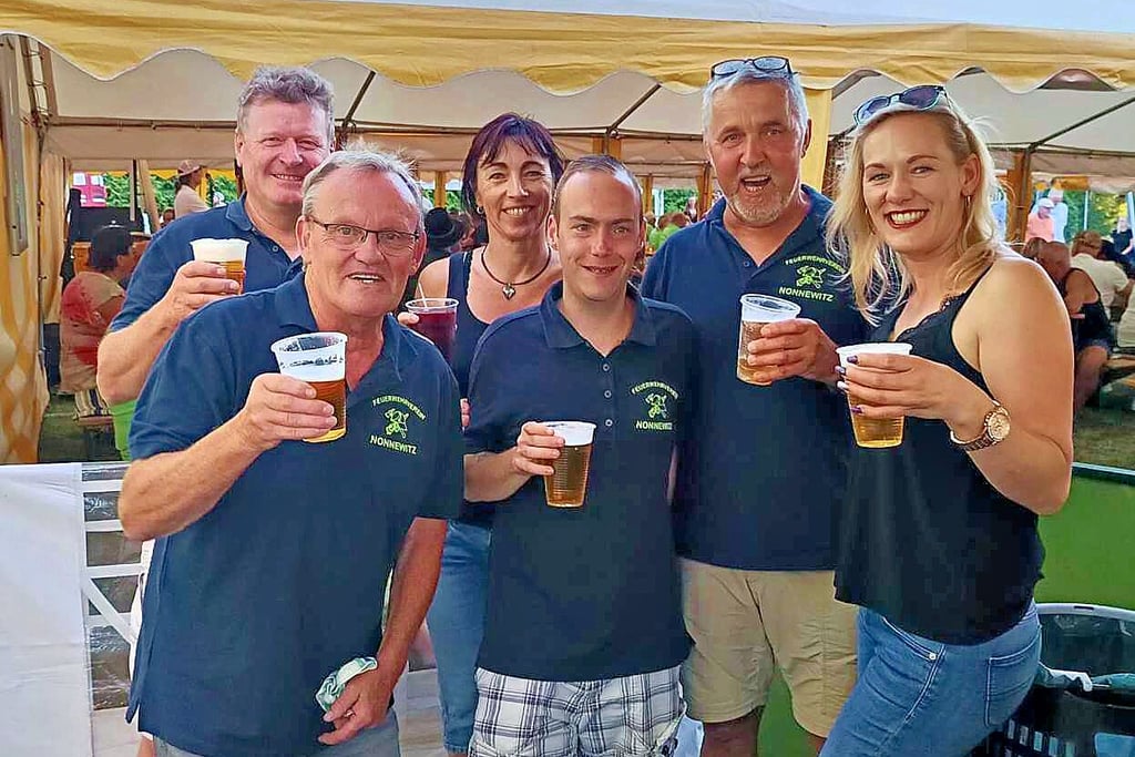 Michael Schubert, Andreas Otto, Jacqueline Beer, Dustin Hirsch, Gunter Wöllner und Yvonne Lippold (v.l.) tauschen zum Nonnewitzer Weinfest am 14. Juni das Bier gegen einen edlen Tropfen aus und stoßen auf die Gemeinschaft an.