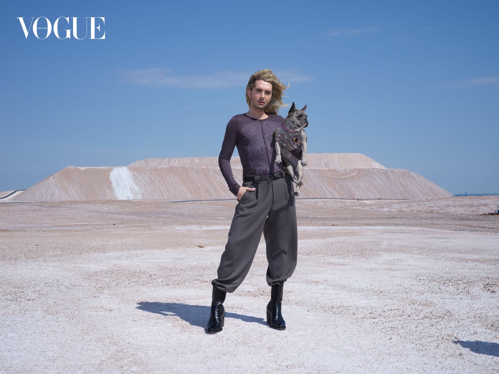 Für die "Vogue"-Bilder steht Bill Kaulitz mit seiner Hündin Alfia Pearlpop vor dem „Kalimandscharo“ in Loitsche.