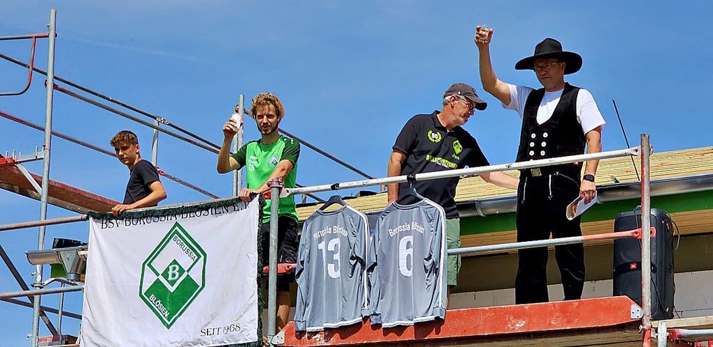 In Blösien wurde Richtfest für das neue Vereinsheim gefeiert.