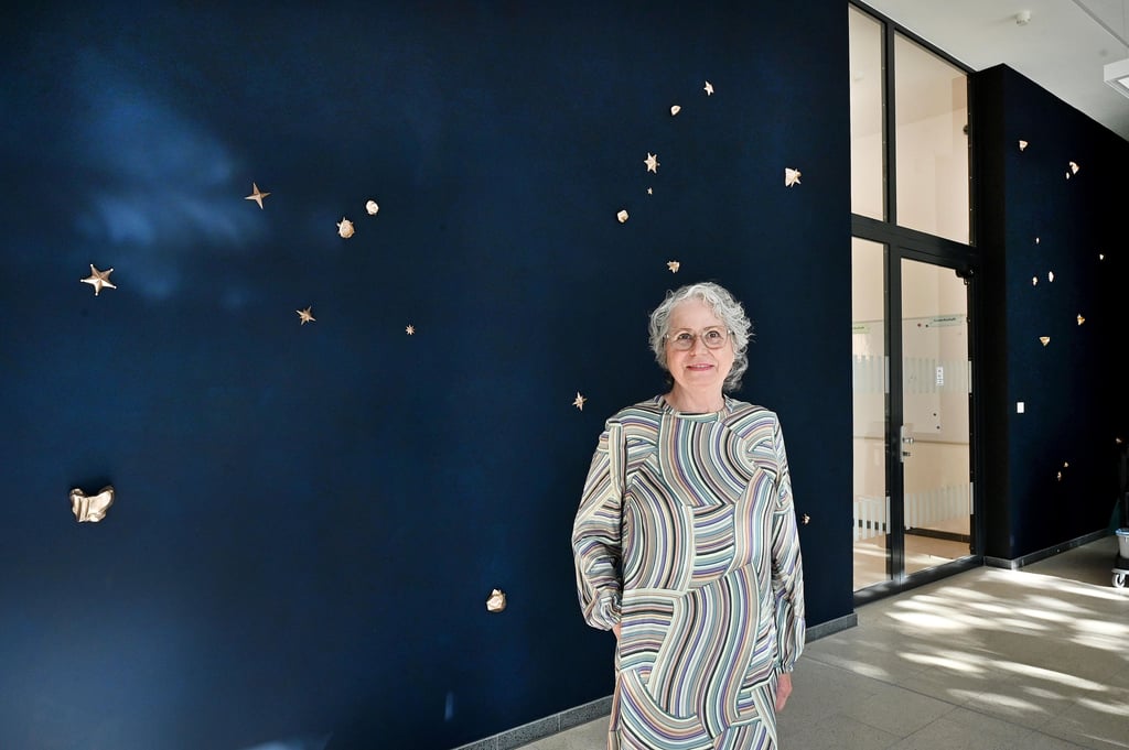 Künstlerin Gabriele Obermaier bei der Einweihung ihres Kunstwerkes "Fixed Stars" in der Polizeidirektion Magdeburg.