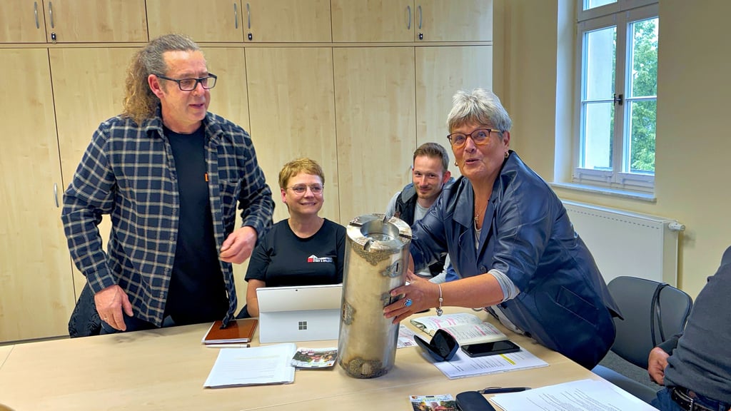 Der Loburger Gunnar Petsch übergab Loburgs Ortsbürgermeisterin Gabriele Schmohl eine selbstgefertigte Spendenbüchse in Form des Loburger Burgturmes.