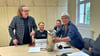 Der Loburger Gunnar Petsch übergab Loburgs Ortsbürgermeisterin Gabriele Schmohl eine selbstgefertigte Spendenbüchse in Form des Loburger Burgturmes. 