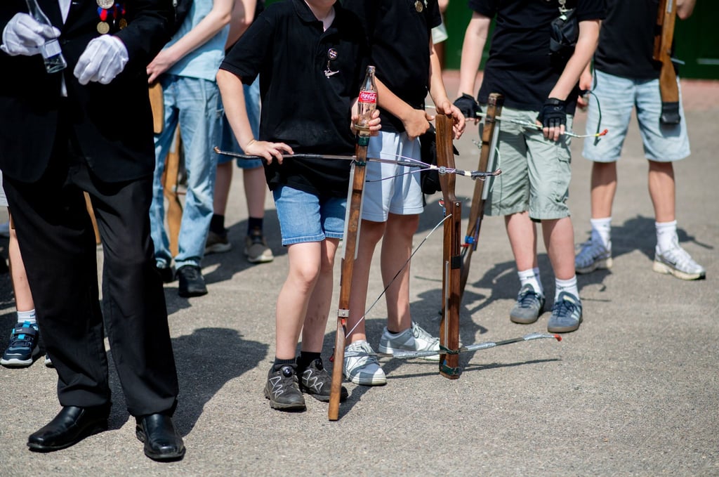 Auch in diesem Jahr durften nur Jungen beim Kinderschützenfest in Wildeshausen mit der Armbrust auf den Papagoy schießen.