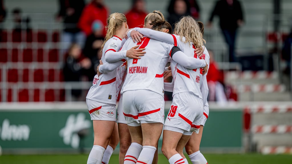 Die Frauen von RB Leipzig bejubeln ein Tor.