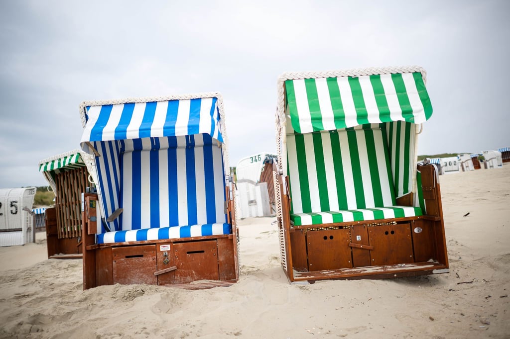 Sechs grün-weiße Strandkörbe, die aus nachhaltigen Materialien produziert sind, befinden sich in diesem Sommer am Inselstrand von Spiekeroog in einem Praxistest.