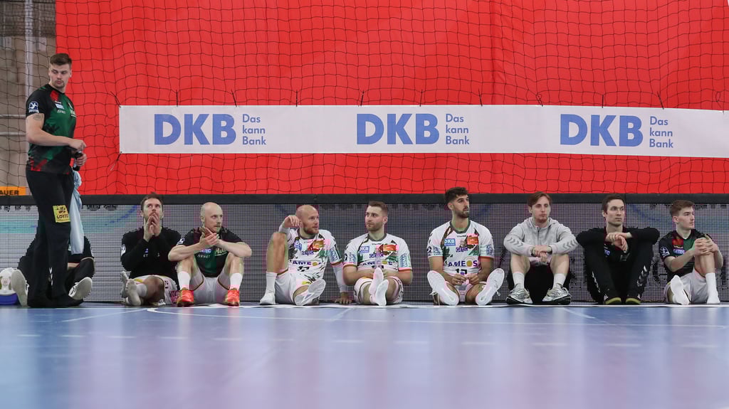 Enttäuscht saßen die SCM-Profis nach dem Bundesliga-Finale in Bietigheim und der verpassten Titelverteidigung am Spielfeldrand.