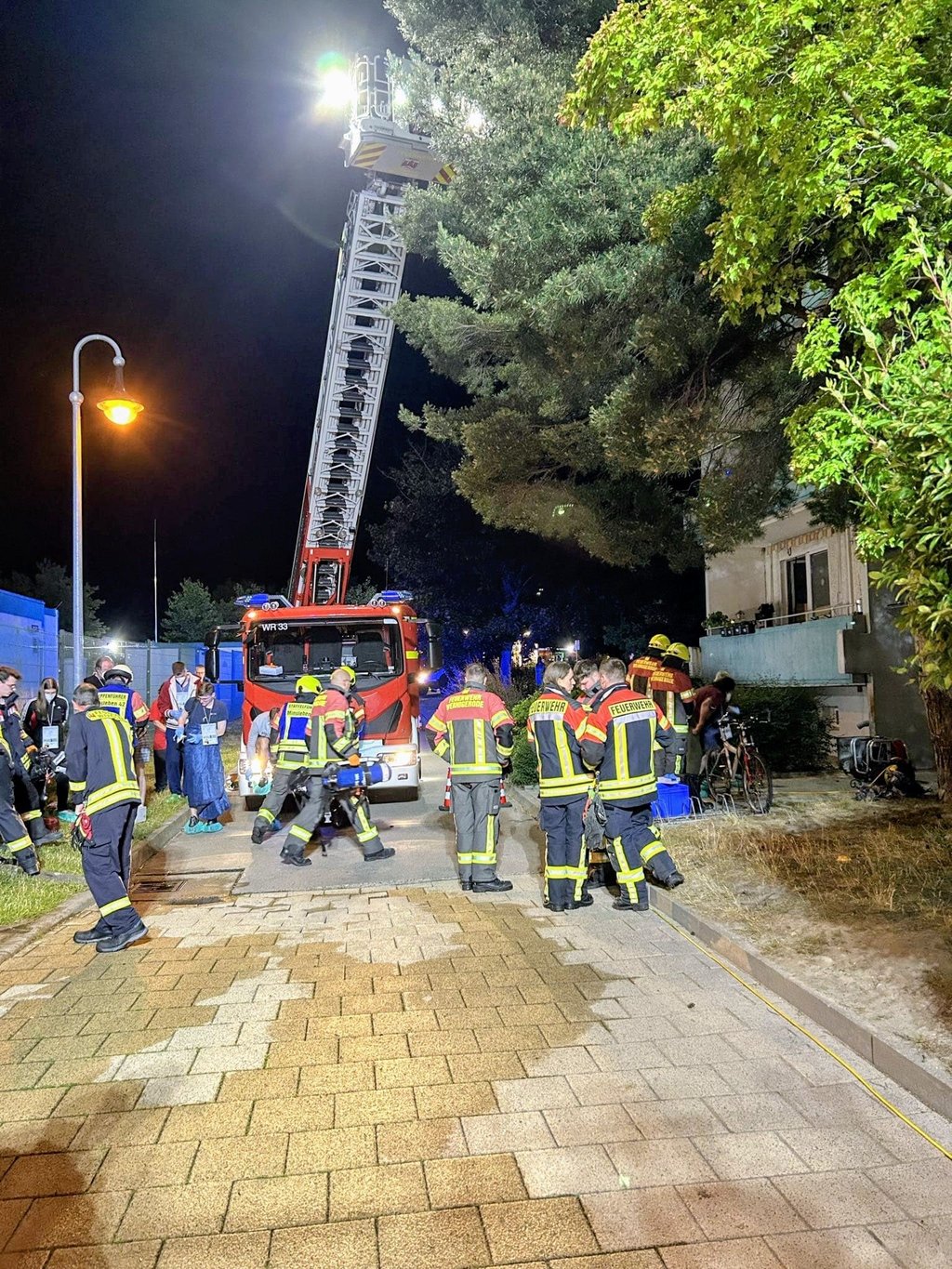 Die Feuerwehr rückte in der Nacht zum Samstag, 14. Juni, mit mehr als 40 Einsatzkräften im Wernigeröder Wohnviertel Harzblick an.