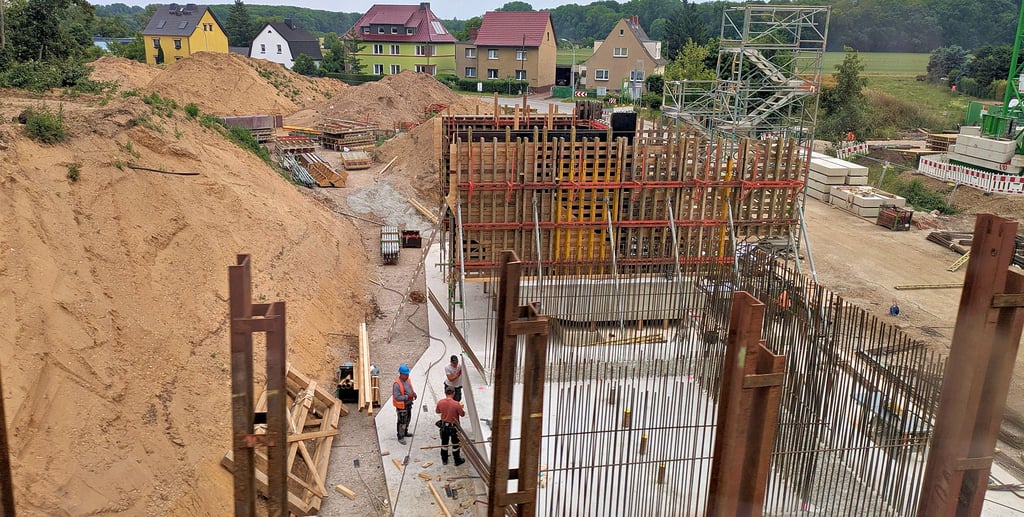 Die Arbeiten an der (ehemaligen) Bahnüberführung, der Zangenberger Unterführung, gehen zügig voran. Im Zeitzer Stadtteil wird es auf der Baustelle bald richtig laut.