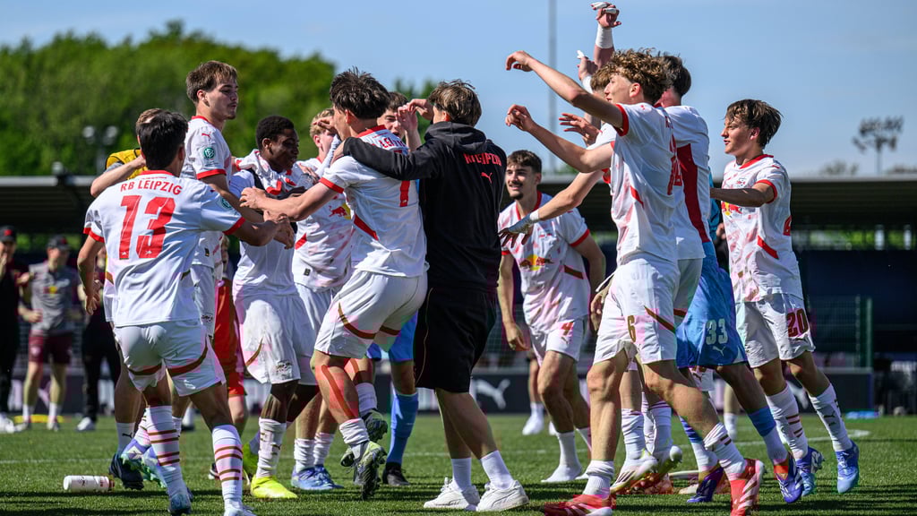 Die B-Junioren von RB Leipzig feiern den späten Sieg im Meisterschafts-Viertelfinale gegen Köln